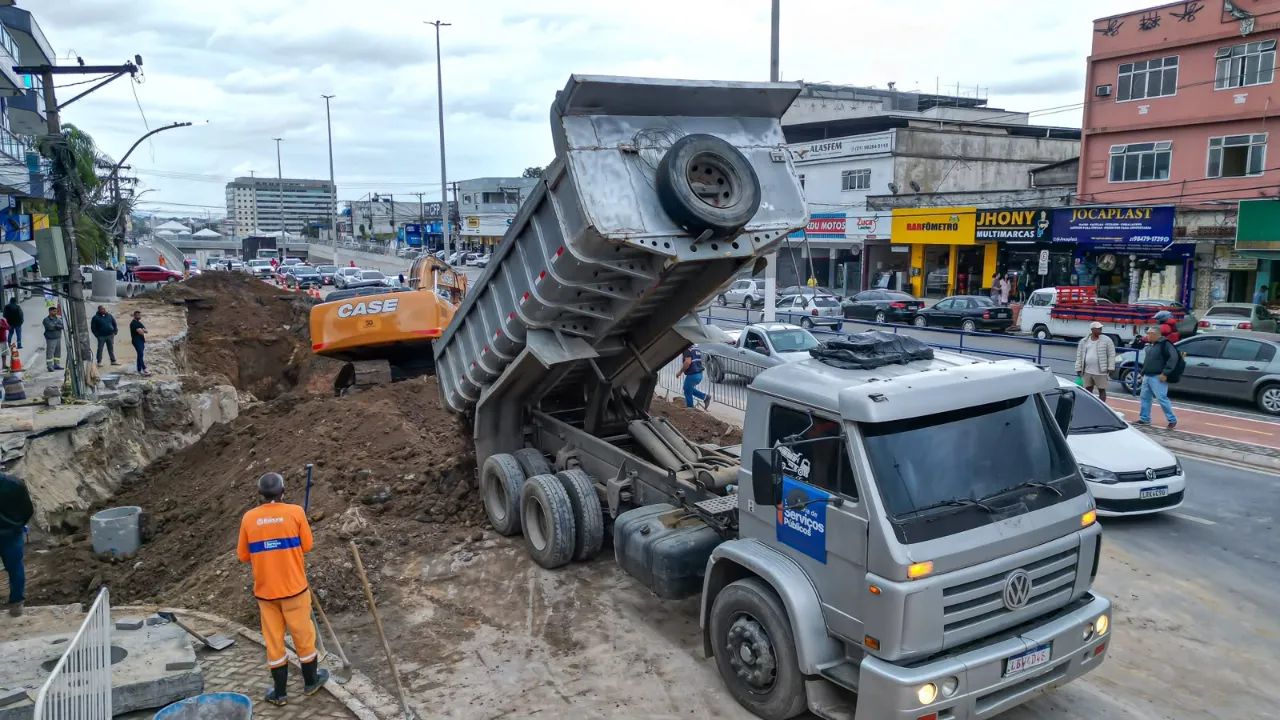 Equipes instalam tubos de concreto na rede de drenagem da Avenida 22 de Maio em Itaboraí