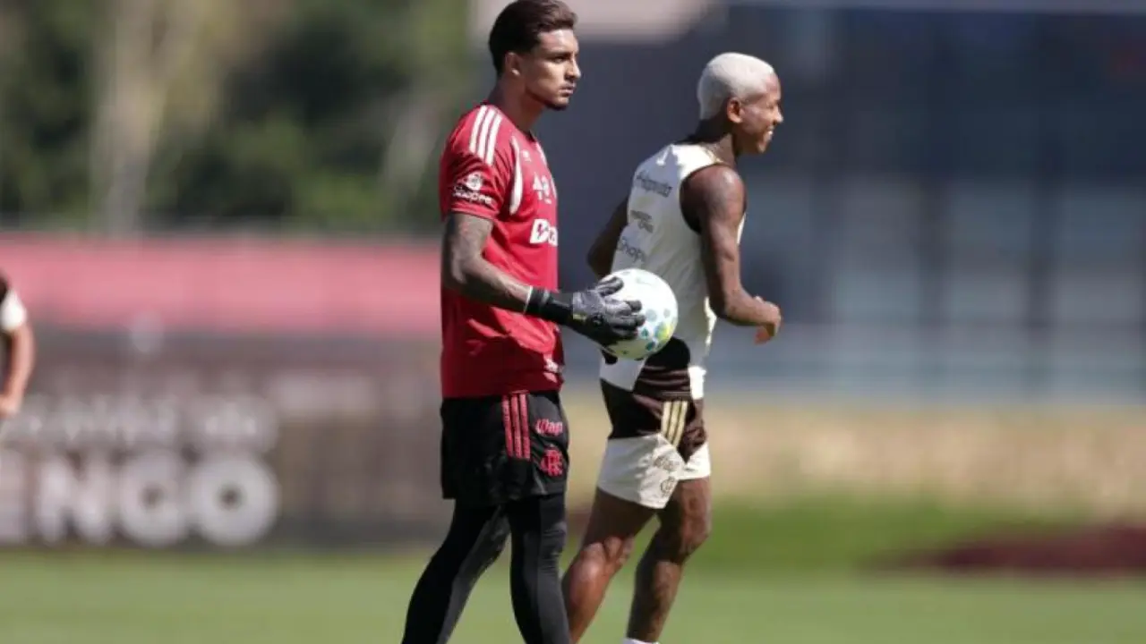 Dyogo Alves durante treino do Flamengo ao celebrar seis anos desde a assinatura de seu primeiro contrato profissional Dyogo Alves durante treino do Flamengo ao celebrar seis anos desde a assinatura de seu primeiro contrato profissional