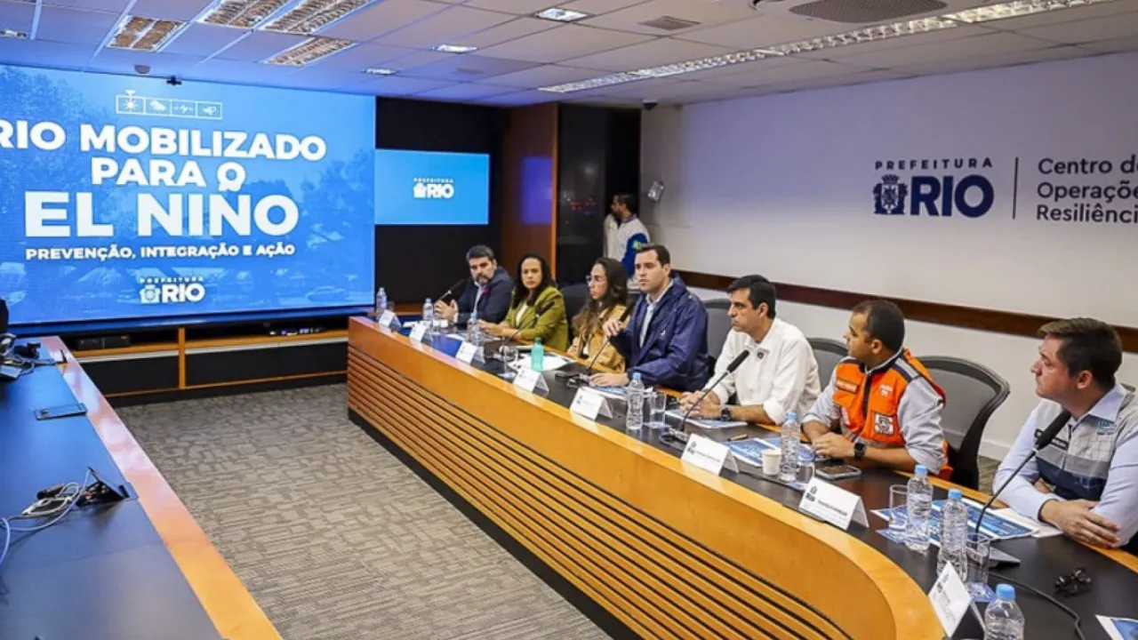 Eduardo Cavaliere apresenta ações contra os efeitos do El Niño no Rio de Janeiro durante reunião no Centro de Operações Eduardo Cavaliere apresenta ações contra os efeitos do El Niño no Rio de Janeiro durante reunião no Centro de Operações