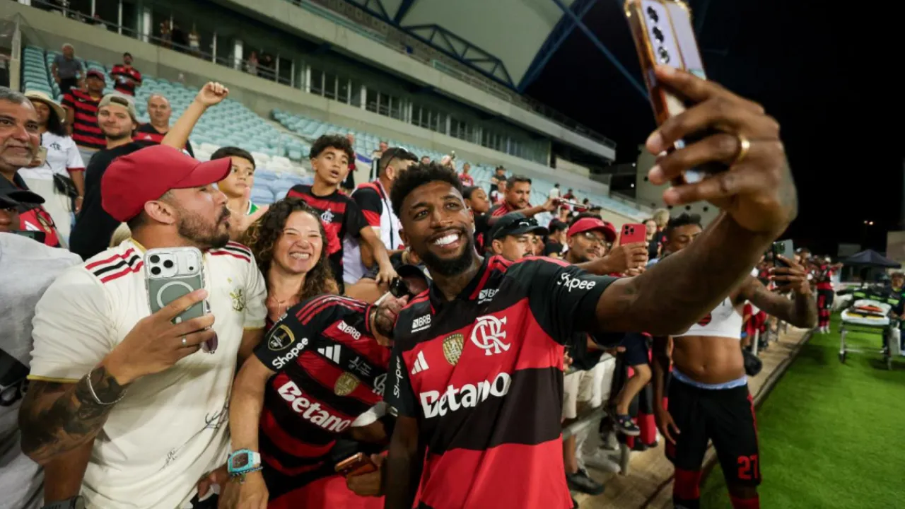Emerson Royal em campo pelo Flamengo durante amistoso em Portugal