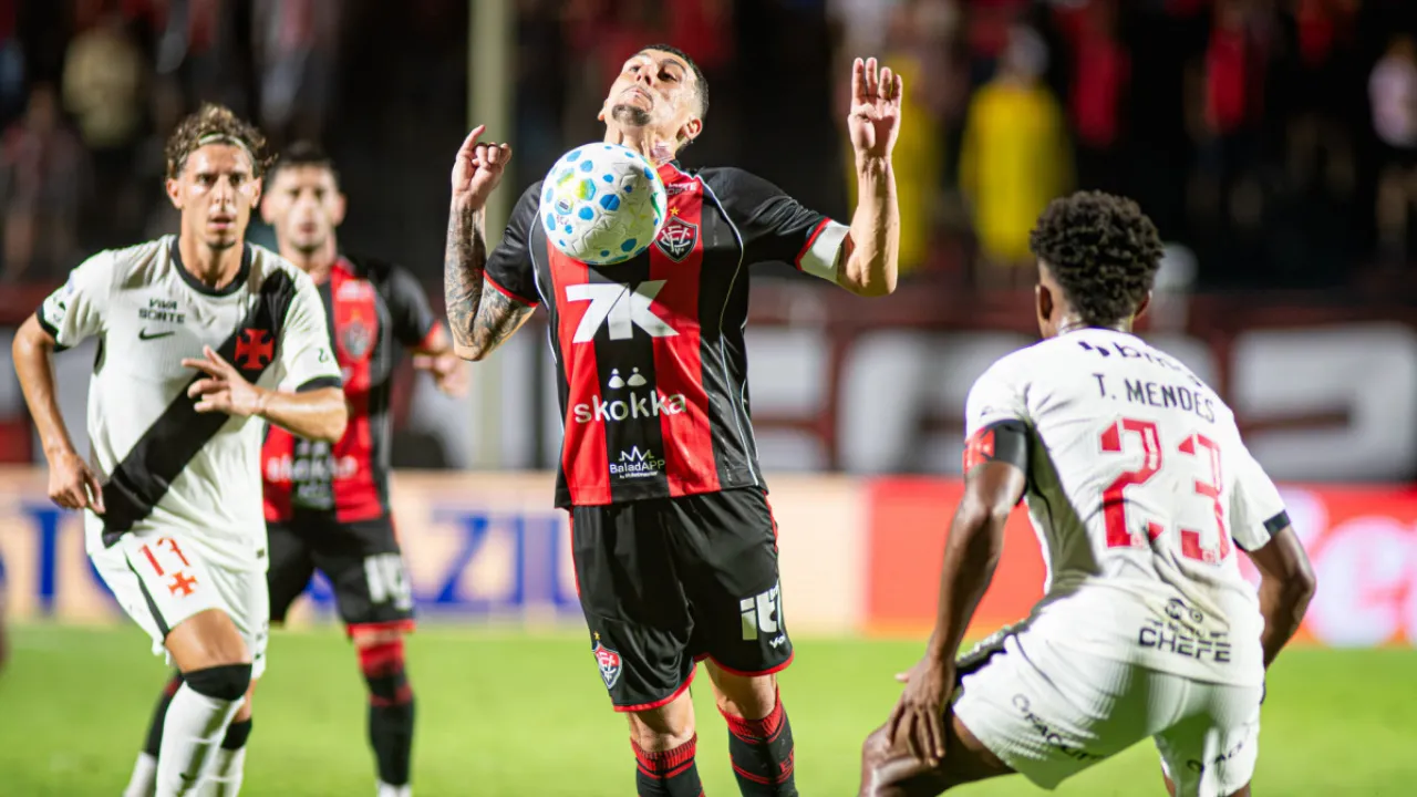 Cauan Barros lamenta falha que originou o gol do Vitória contra o Vasco no Barradão