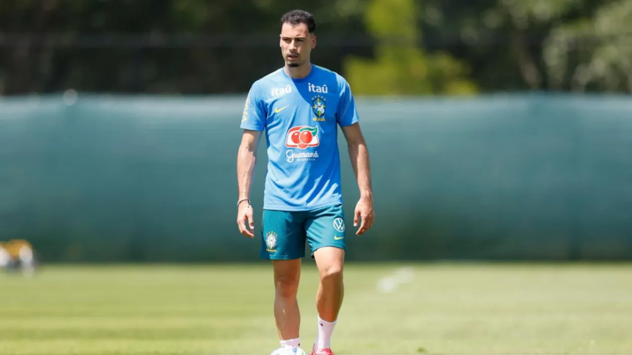 Gabriel Martinelli com a camisa da Seleção Brasileira antes de Brasil x Noruega pela Copa do Mundo