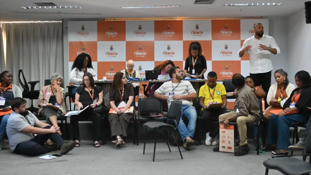 Participantes acompanham encontro da Escola de Educação Popular em Niterói
