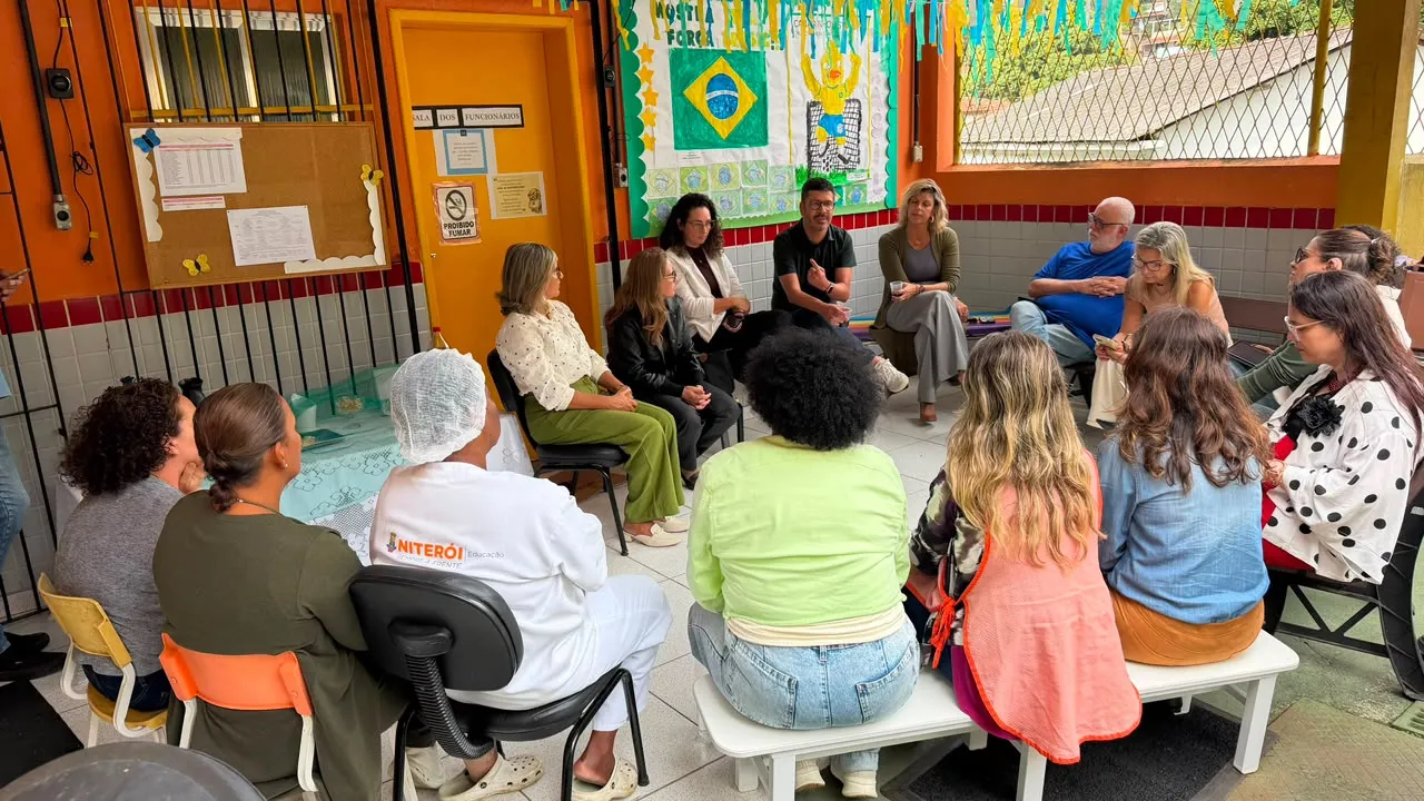 Profissionais da Educação de Niterói participam de roda de conversa do Escuta na Rede em Pendotiba