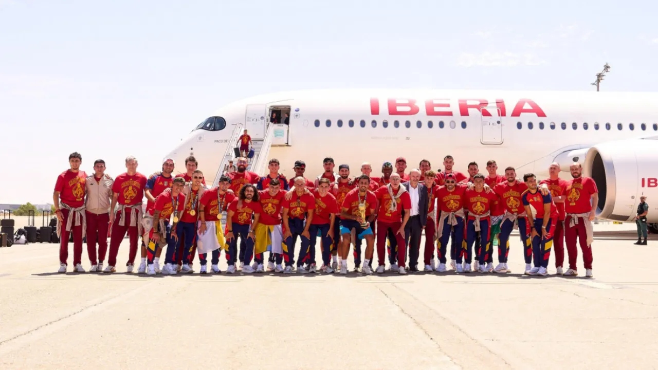 Rodri desembarca em Madri com a taça após a Espanha conquistar a Copa do Mundo de 2026 Rodri desembarca em Madri com a taça após a Espanha conquistar a Copa do Mundo de 2026