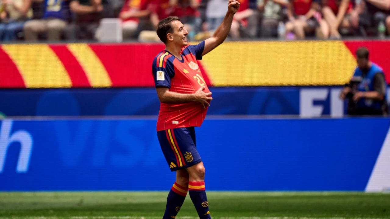 Cucurella celebra participação em gol da Espanha durante vitória por 3 a 0 sobre a Áustria na Copa do Mundo