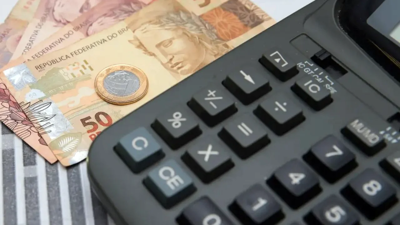 Contêineres com produtos brasileiros destinados aos Estados Unidos após anúncio da tarifa adicional de 25% Contêineres com produtos brasileiros destinados aos Estados Unidos após anúncio da tarifa adicional de 25%