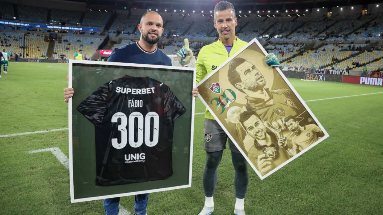 Fábio recebe camisa comemorativa pelos 300 jogos disputados pelo Fluminense