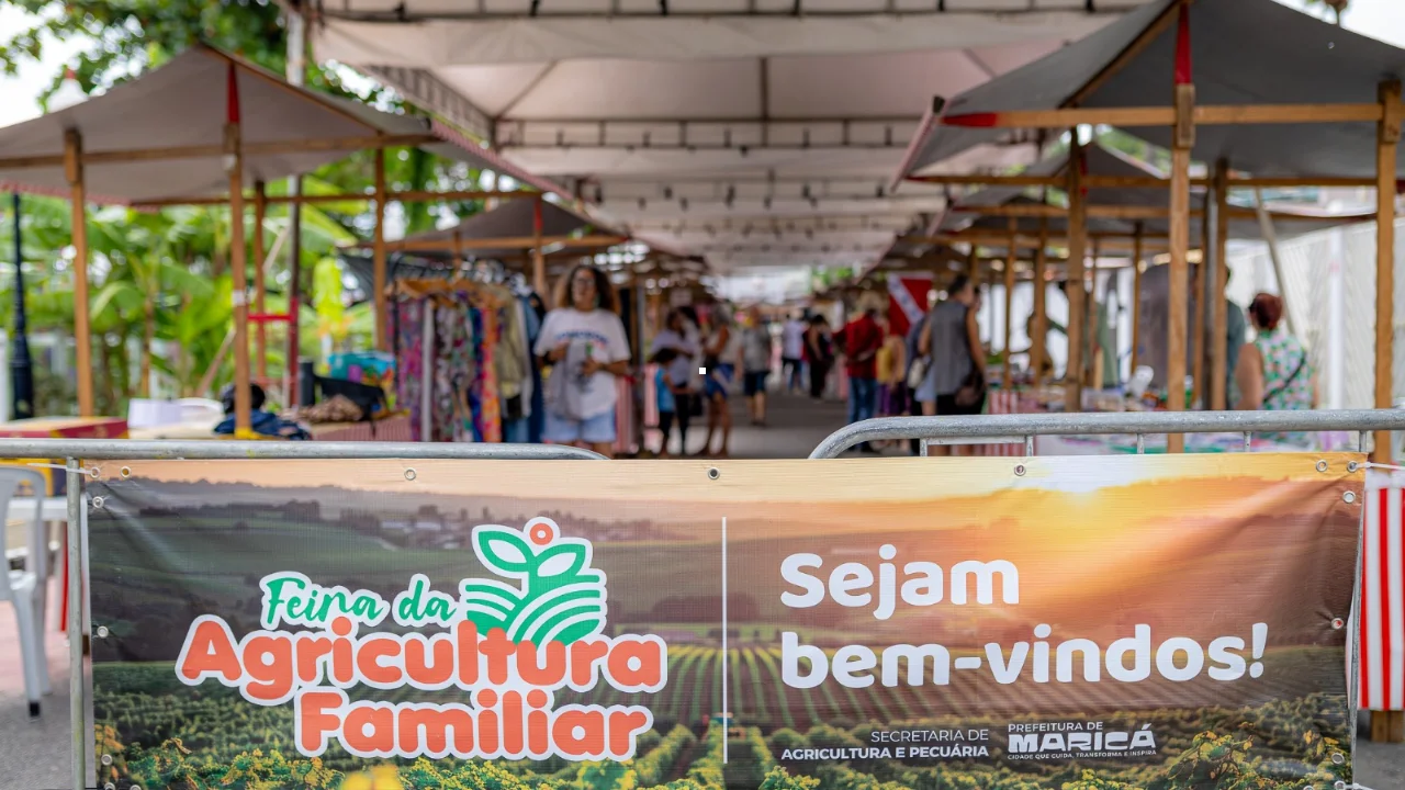 Produtores comercializam alimentos frescos na Feira da Agricultura Familiar em Maricá Produtores comercializam alimentos frescos na Feira da Agricultura Familiar em Maricá
