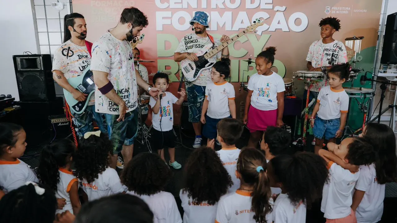 Crianças participam de atividades recreativas durante programação gratuita de férias escolares em Niterói