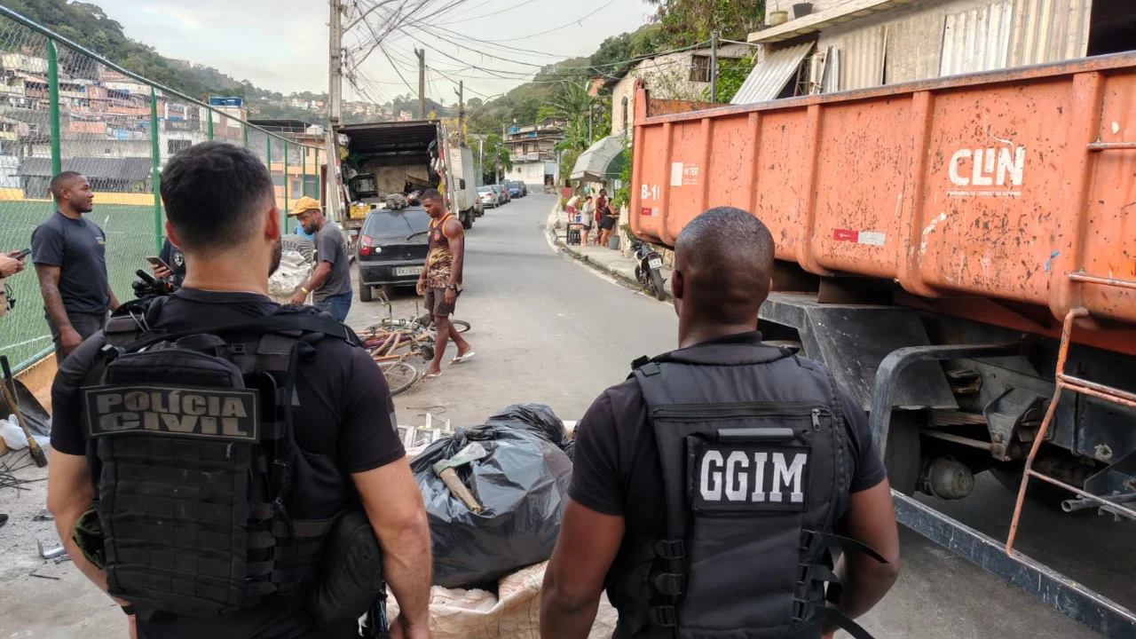 Agentes apreendem materiais durante operação em ferro-velho clandestino na Comunidade da Grota, em Niterói