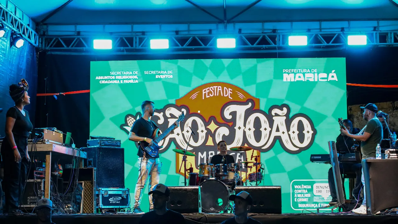 Público acompanha show durante a Festa de São João na Praça do Spar, em Maricá