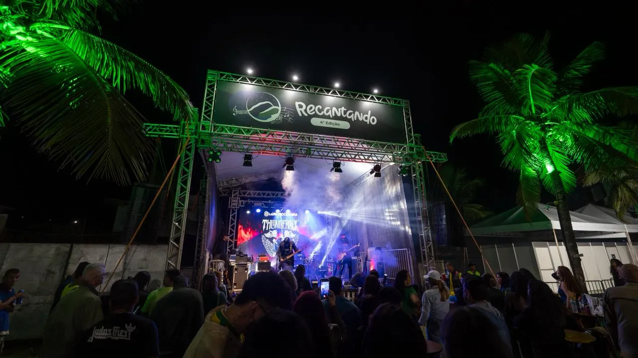 Público acompanha show durante o Festival Recantando no Recanto de Itaipuaçu, em Maricá