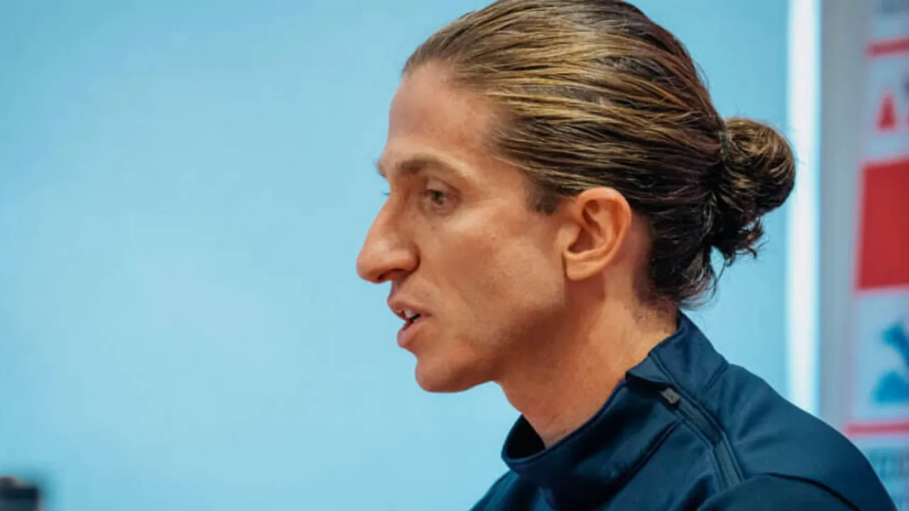 Filipe Luís orienta o Mônaco durante vitória por 5 a 2 sobre o Saint-Priest em seu primeiro amistoso como treinador do clube francês Filipe Luís orienta o Mônaco durante vitória por 5 a 2 sobre o Saint-Priest em seu primeiro amistoso como treinador do clube francês