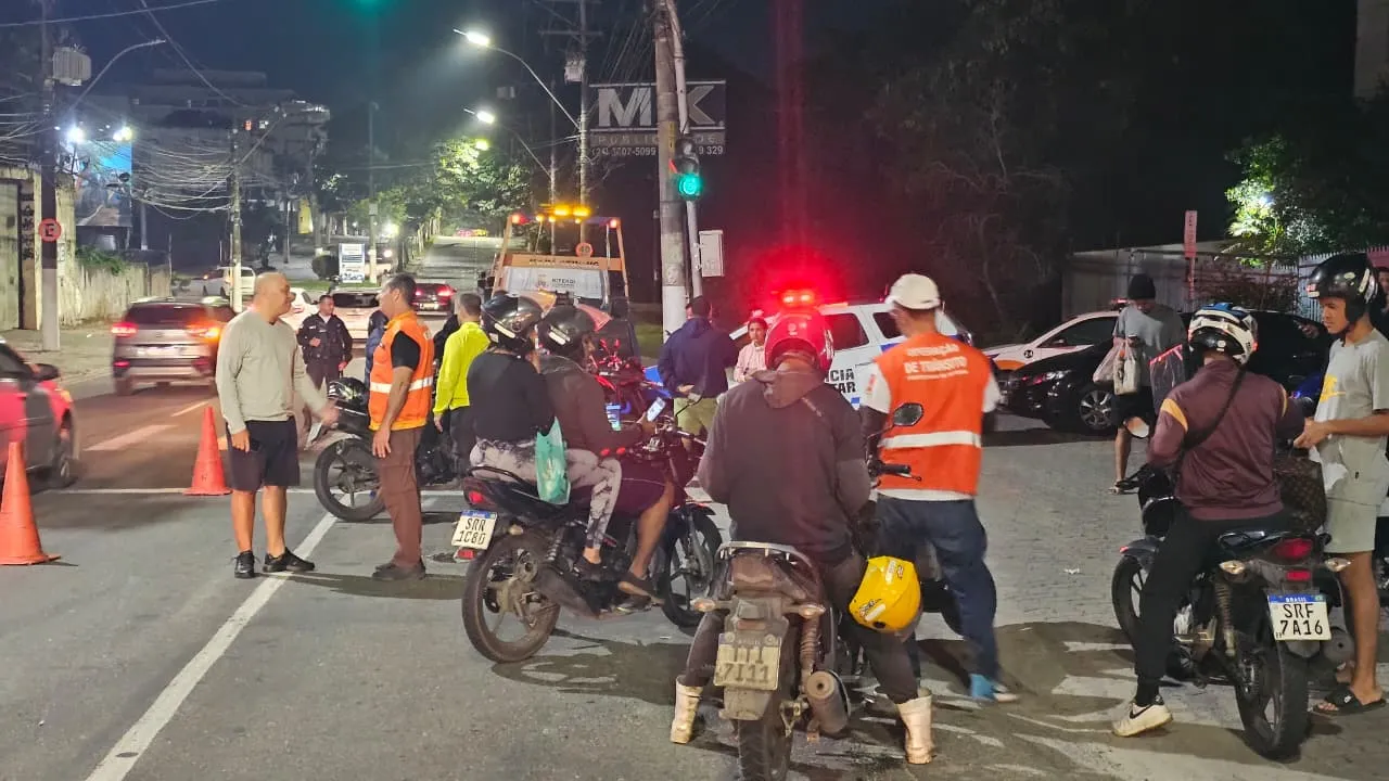 Imagem — alt: Agentes de trânsito fiscalizam motocicletas durante operação contra escapamentos irregulares em Niterói