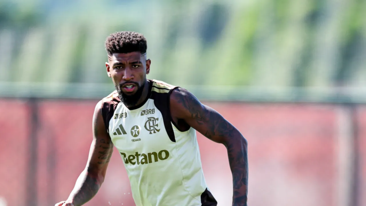 Emerson Royal em partida pelo Flamengo durante a temporada