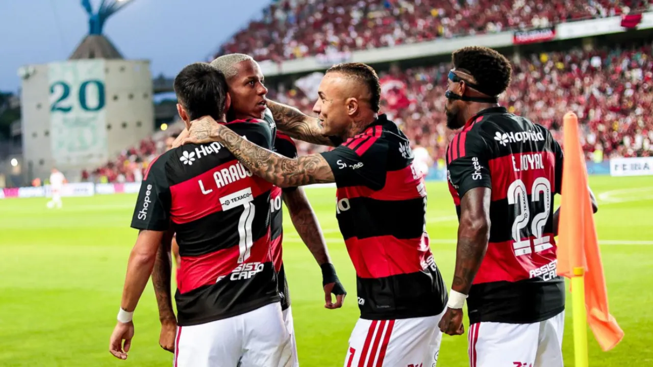 Jogadores do Flamengo comemoram gol contra o Benfica no Troféu do Algarve, em Portugal