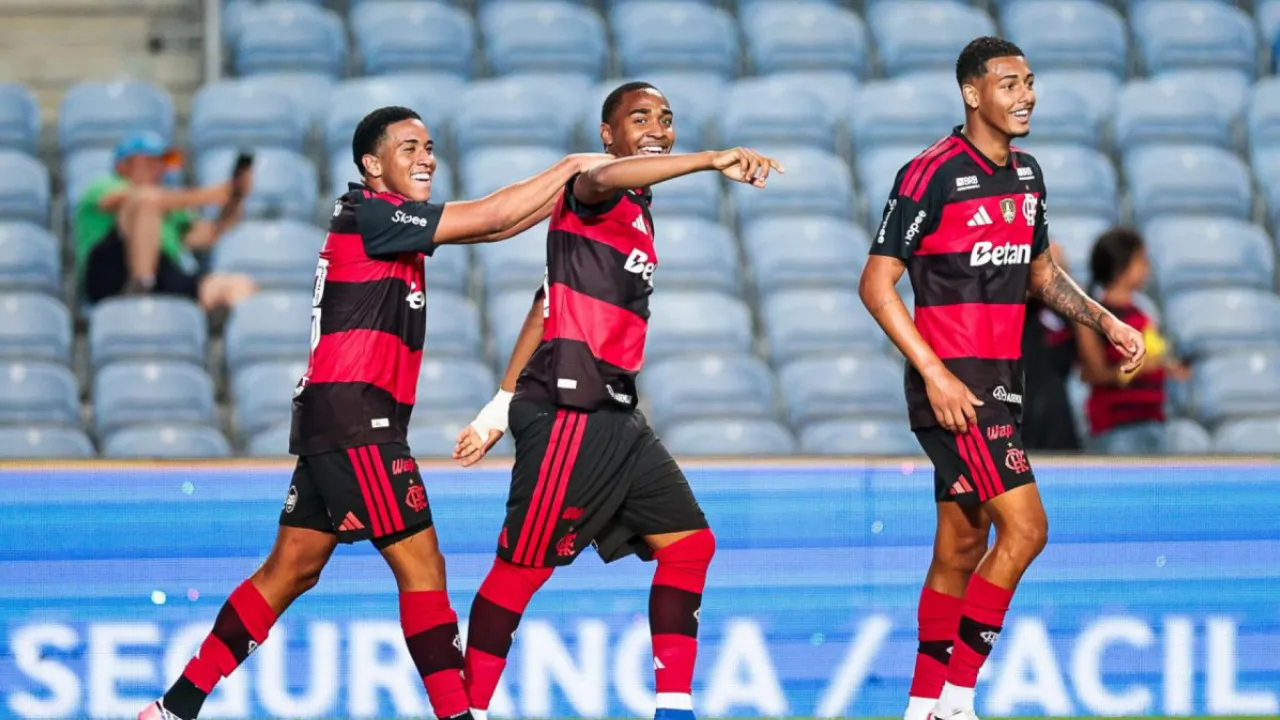 Jogadores do Flamengo comemoram gol em amistoso contra o Lausanne-Sport, em Portugal Jogadores do Flamengo comemoram gol em amistoso contra o Lausanne-Sport, em Portugal