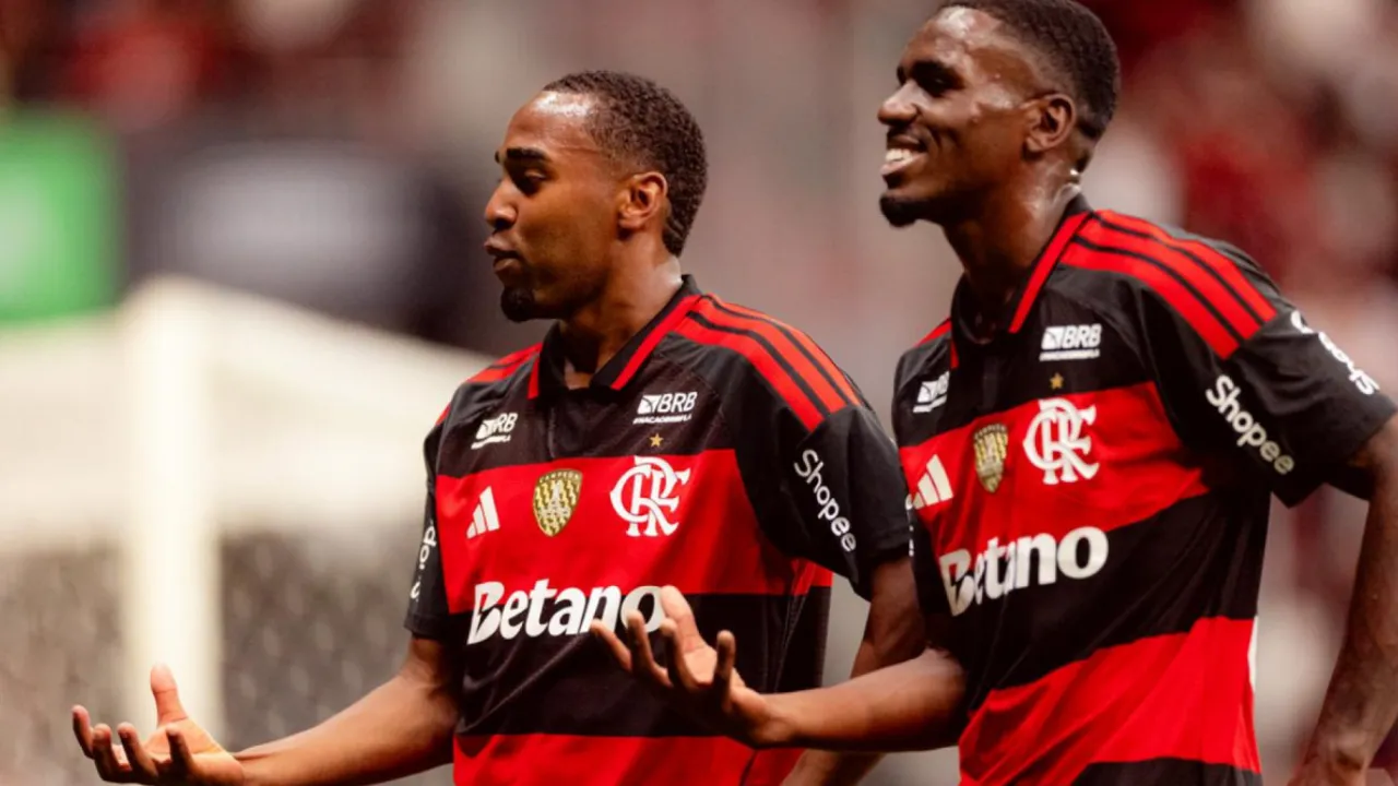 Jogadores comemoram durante Flamengo x Olimpia, amistoso vencido pelo Rubro-Negro por 4 a 2 no Mané Garrincha Jogadores comemoram durante Flamengo x Olimpia, amistoso vencido pelo Rubro-Negro por 4 a 2 no Mané Garrincha
