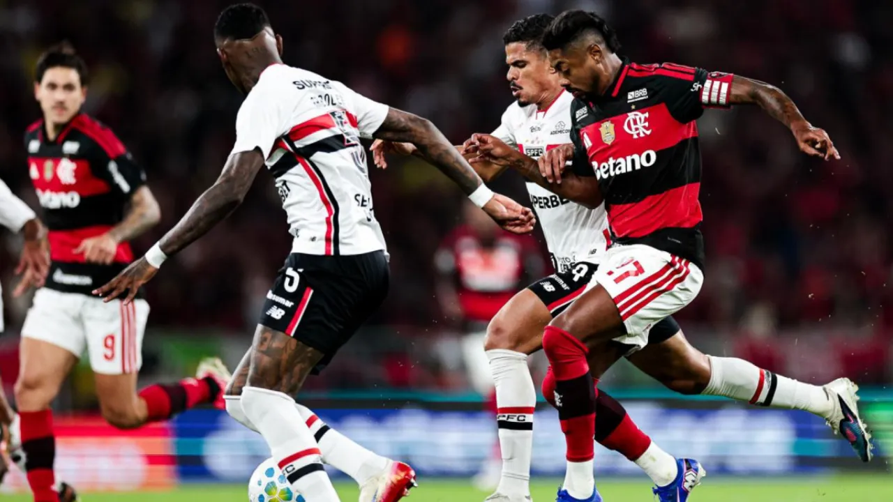 Léo Pereira comemora o gol do Flamengo no empate por 1 a 1 com o São Paulo no Maracanã