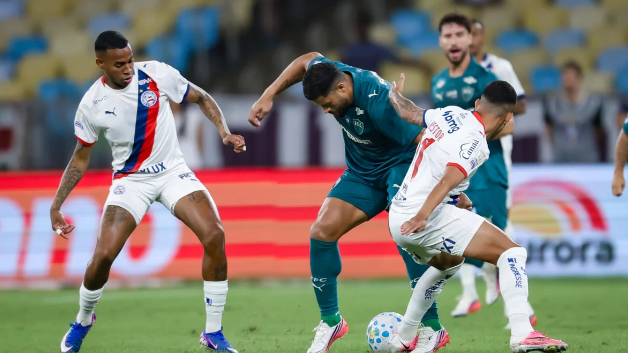 Hulk disputa a bola durante o empate entre Fluminense e Bahia no Maracanã