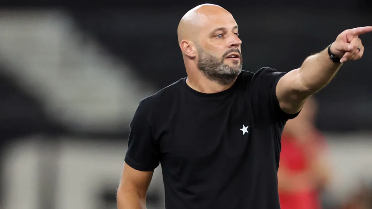 Franclim Carvalho demonstra irritação durante entrevista coletiva após empate do Botafogo com o Vitória