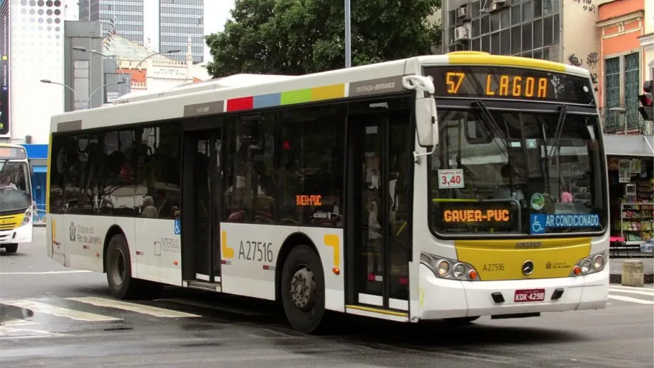 Passageiros aguardam ônibus em ponto lotado durante greve dos rodoviários no Rio de Janeiro Passageiros aguardam ônibus em ponto lotado durante greve dos rodoviários no Rio de Janeiro