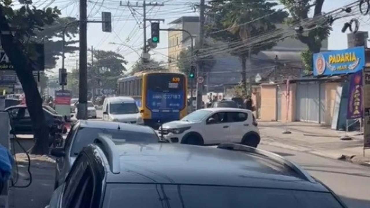 Ônibus atravessados na Rua Cordovil após confronto entre criminosos nas comunidades da Tinta e do Dourado