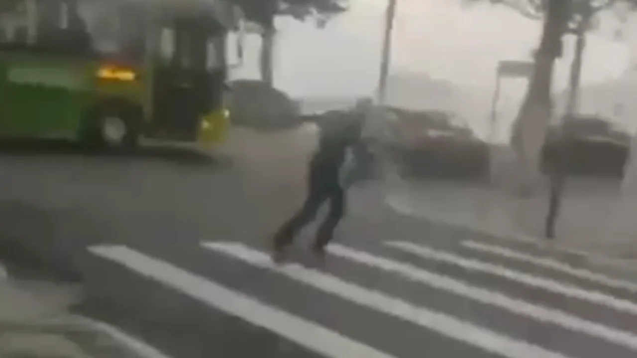 Homem é derrubado pela ventania na Praia de Icaraí, em Niterói Homem é derrubado pela ventania na Praia de Icaraí, em Niterói