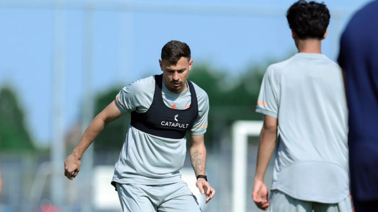 Hugo Moura veste a camisa do Al-Fayha após deixar o Vasco e assinar contrato até 2028