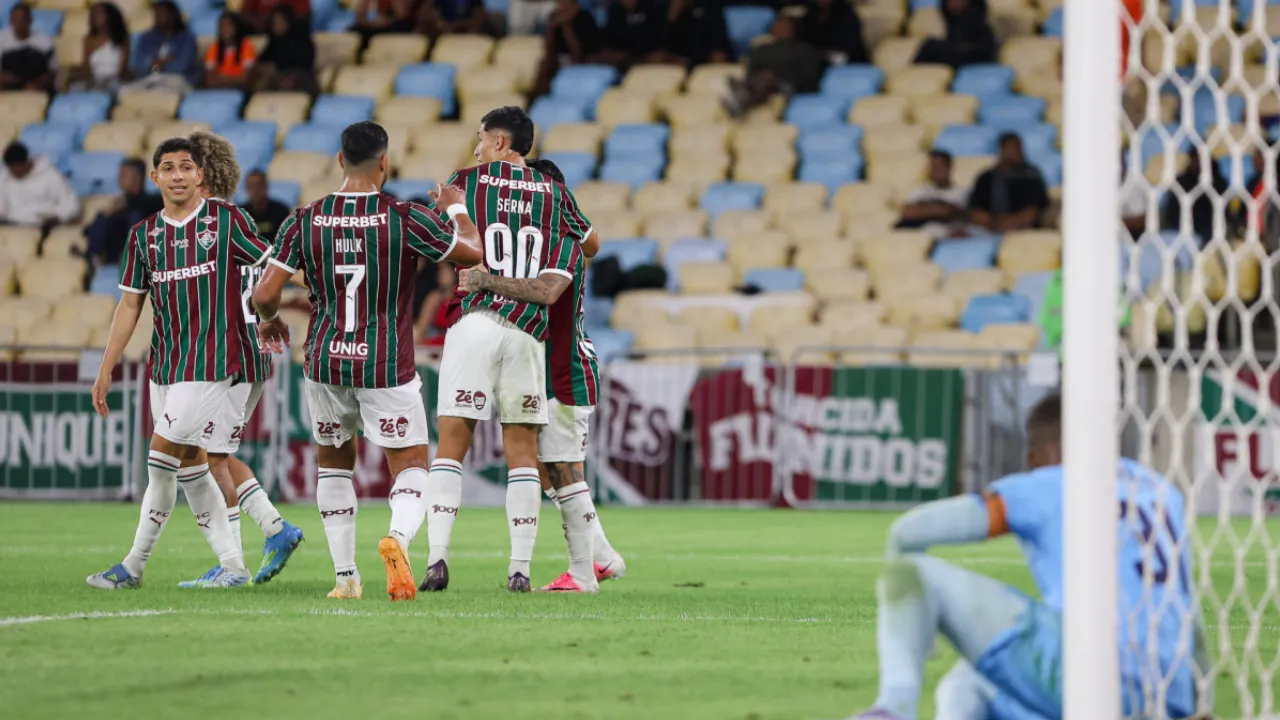 Hulk em campo pelo Fluminense durante amistoso contra o Nova Iguaçu no Maracanã