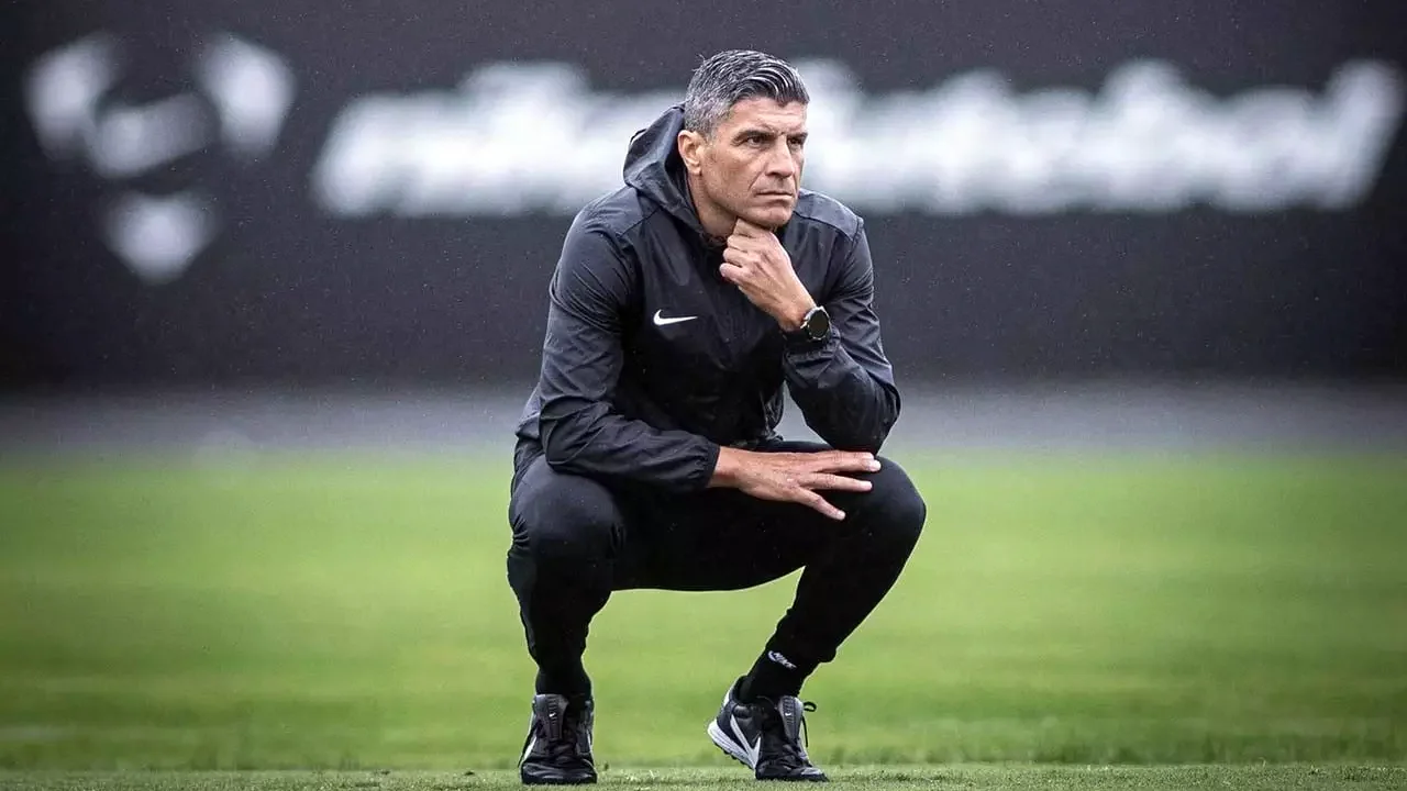 Jogadores de Independiente Medellín e Vasco disputam partida da Copa Sul-Americana no Estádio Atanasio Girardot