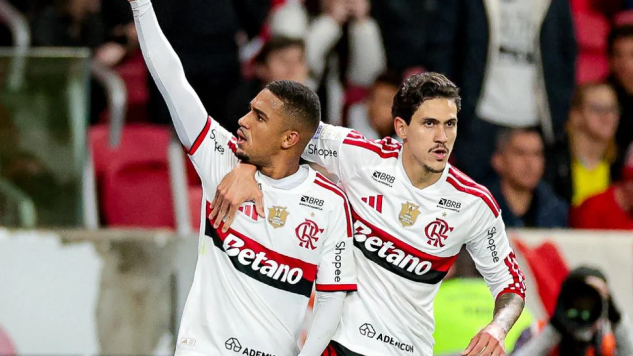 Samuel Lino comemora o gol do Flamengo contra o Internacional no Beira-Rio