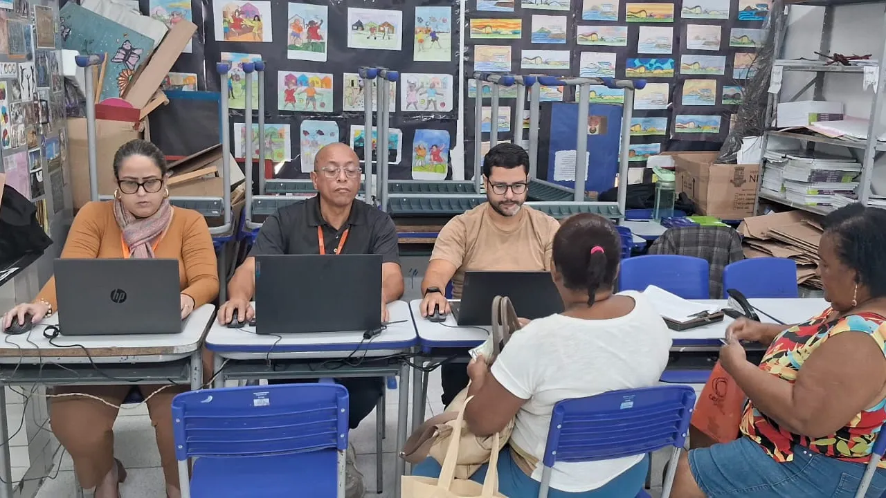 Moradores de Várzea das Moças recebem atendimento para solicitar IPTU Social em Niterói Moradores de Várzea das Moças recebem atendimento para solicitar IPTU Social em Niterói