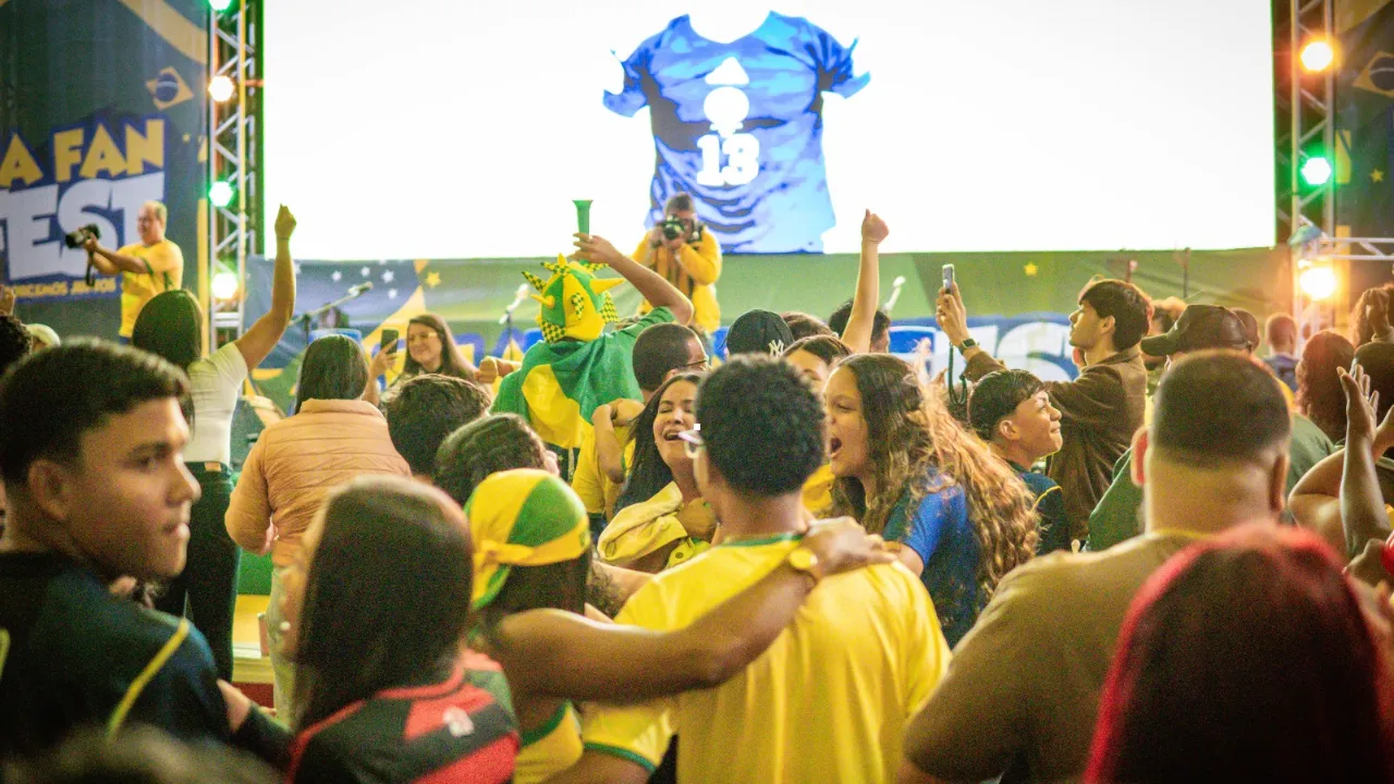 Torcedores acompanham jogo da Seleção Brasileira em telão durante evento gratuito em Itaboraí Torcedores acompanham jogo da Seleção Brasileira em telão durante evento gratuito em Itaboraí