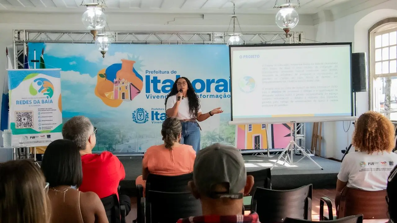 Participantes acompanham exibição de documentário sobre a Baía de Guanabara durante Cine Debate em Itaboraí