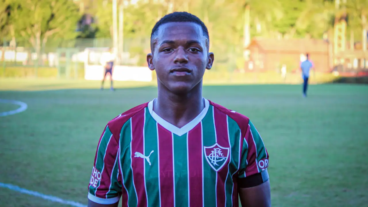 Atacante Jean Carlos assina contrato profissional com o Fluminense em Xerém
