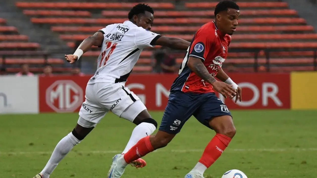 Spinelli comemora o gol que definiu o resultado do jogo Independiente Medellín x Vasco em 2 a 2