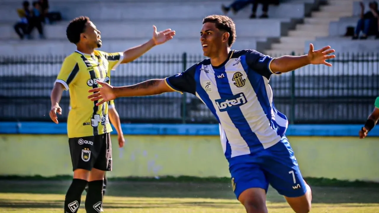 Jogadores disputam a bola em Volta Redonda x São Gonçalo EC, decisão das oitavas de final da Copa Rio no Raulino de Oliveira Jogadores disputam a bola em Volta Redonda x São Gonçalo EC, decisão das oitavas de final da Copa Rio no Raulino de Oliveira