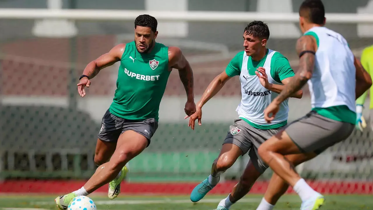 Jogadores de Fluminense e Red Bull Bragantino disputam partida pelo Campeonato Brasileiro no Maracanã
