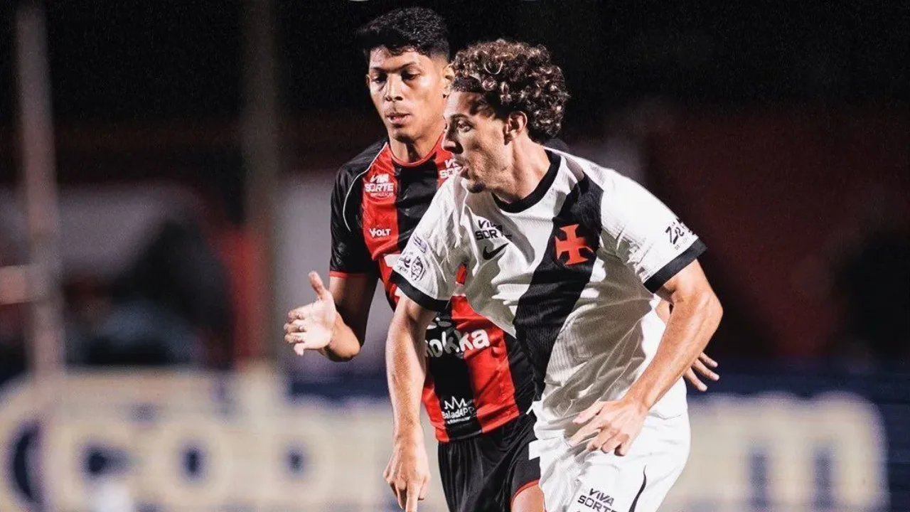 Renato Kayzer comemora o gol da vitória por 1 a 0 sobre o Vasco no Barradão Renato Kayzer comemora o gol da vitória por 1 a 0 sobre o Vasco no Barradão
