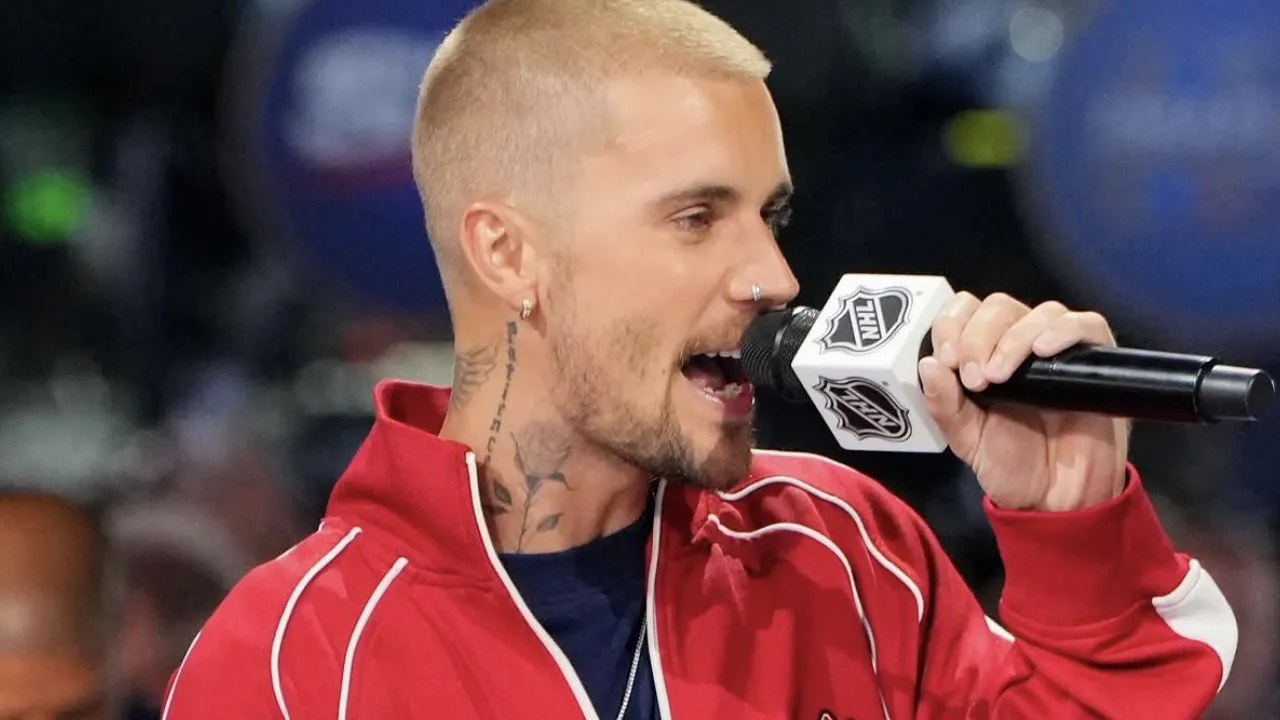 Justin Bieber em apresentação musical antes de integrar o show da final da Copa do Mundo