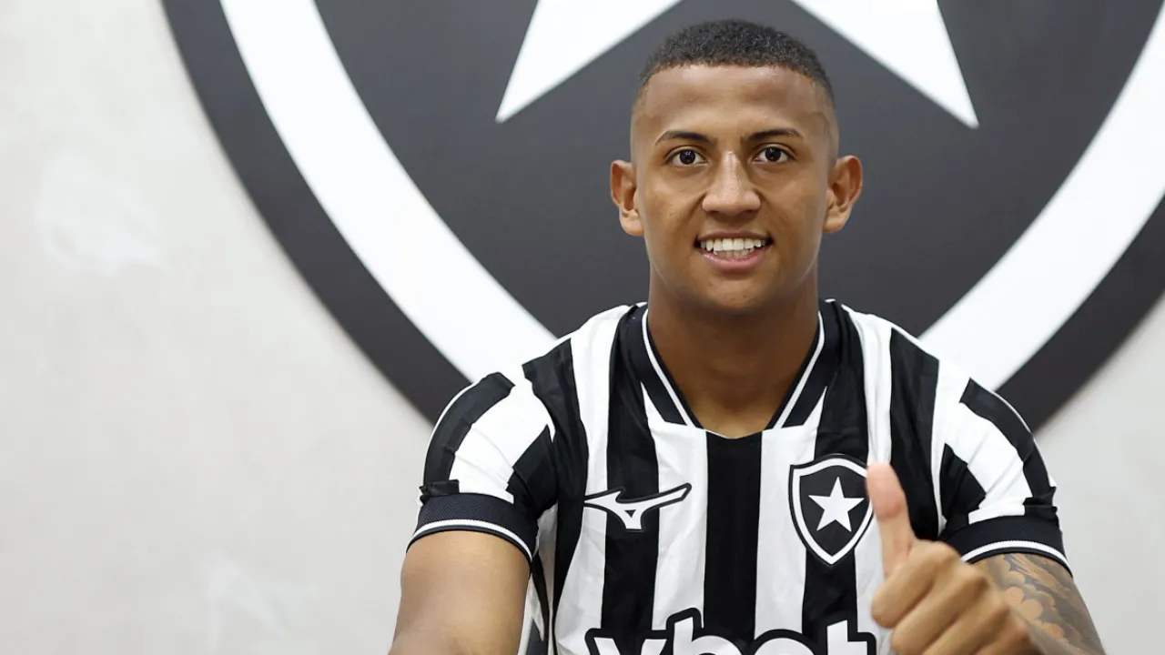 Kauan Toledo comemora atuação pelo Botafogo após renovar contrato com o clube até 2029 Kauan Toledo comemora atuação pelo Botafogo após renovar contrato com o clube até 2029