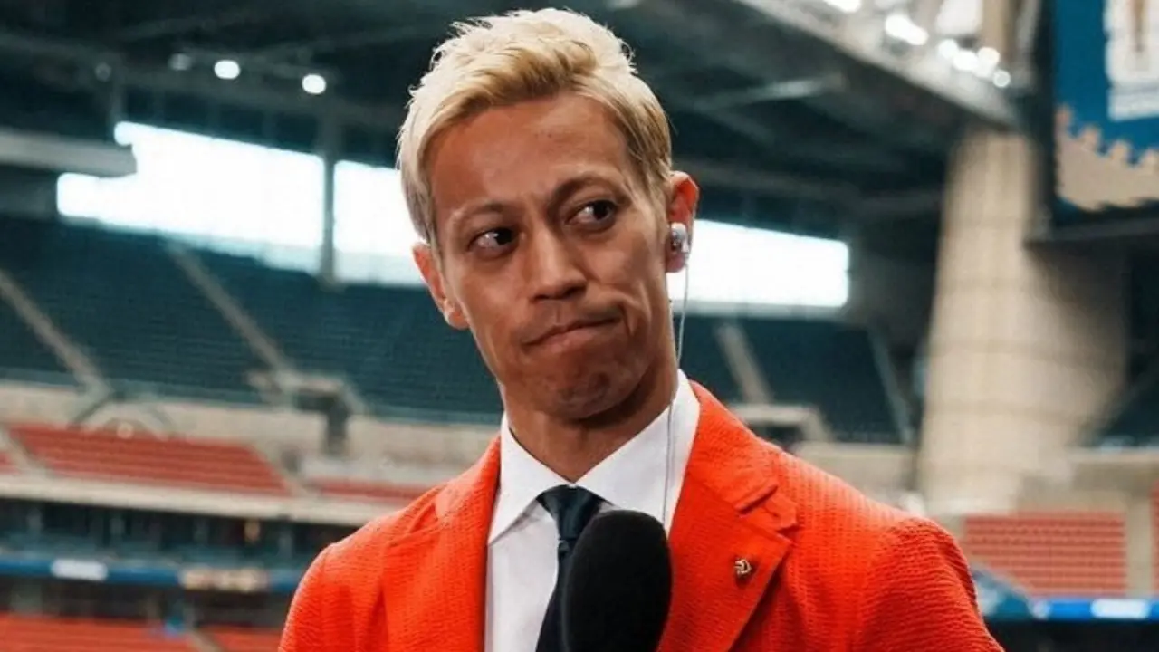 Keisuke Honda durante entrevista ou atividade ligada ao futebol japonês Keisuke Honda durante entrevista ou atividade ligada ao futebol japonês