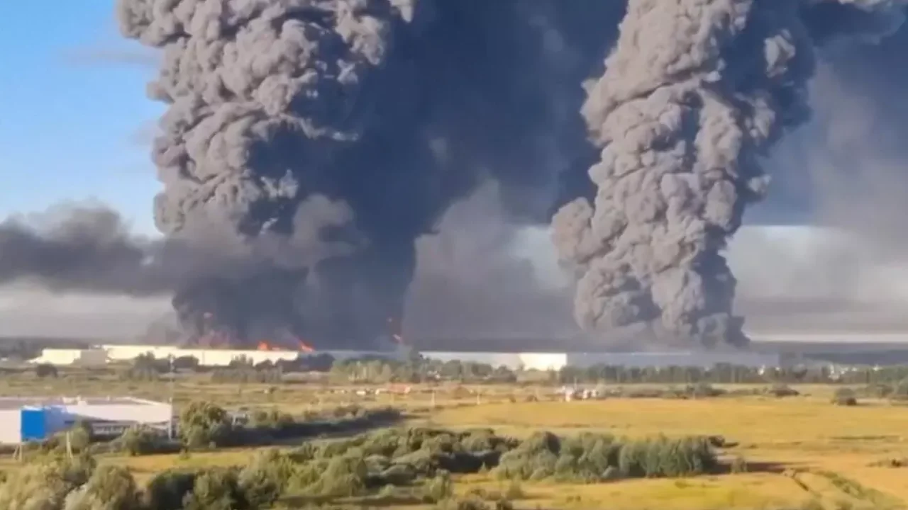 Bombeiros trabalham em prédio atingido durante ataque com mísseis contra Kiev, que deixou um morto e 16 feridos Bombeiros trabalham em prédio atingido durante ataque com mísseis contra Kiev, que deixou um morto e 16 feridos
