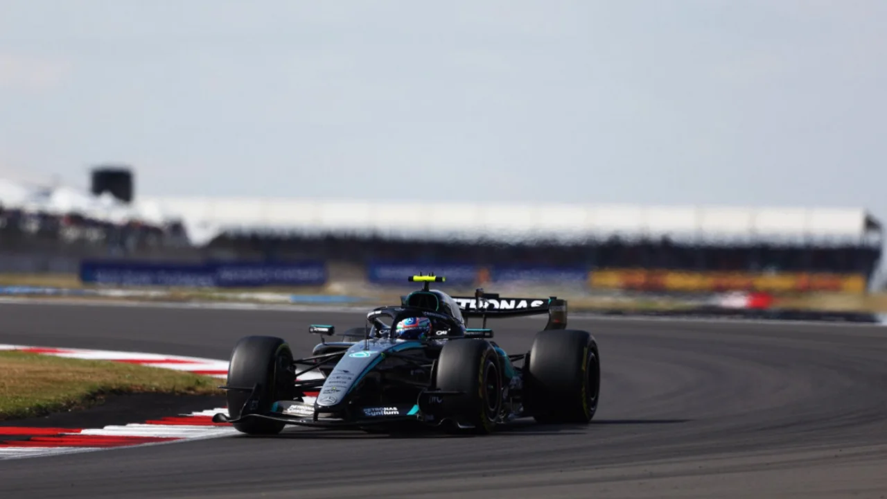 Kimi Antonelli conduz Mercedes à frente de Lewis Hamilton durante sprint do GP da Grã-Bretanha em Silverstone