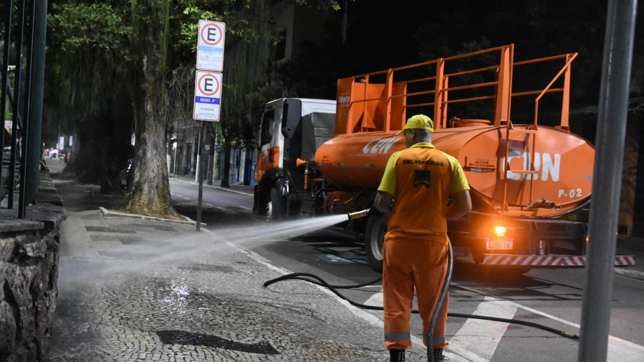 Caminhão-pipa da Clin realiza lavagem de rua durante a noite em Niterói
