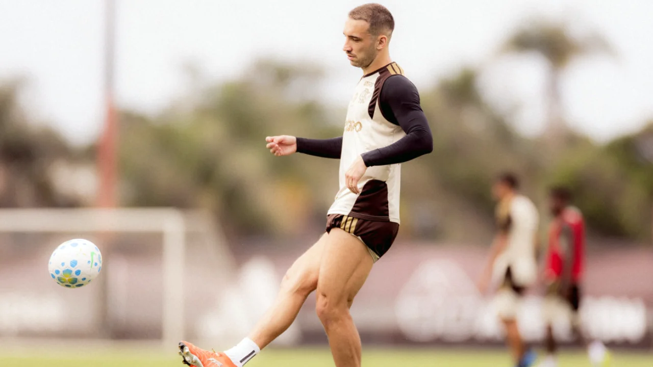 Léo Ortiz durante treinamento do Flamengo antes de lesão na coxa direita Léo Ortiz durante treinamento do Flamengo antes de lesão na coxa direita