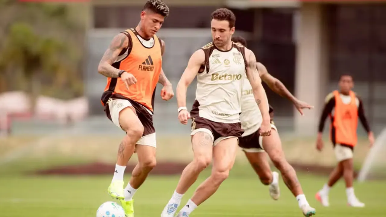 Léo Ortiz participa de treinamento com o grupo do Flamengo no Ninho do Urubu após se recuperar de lesão muscular