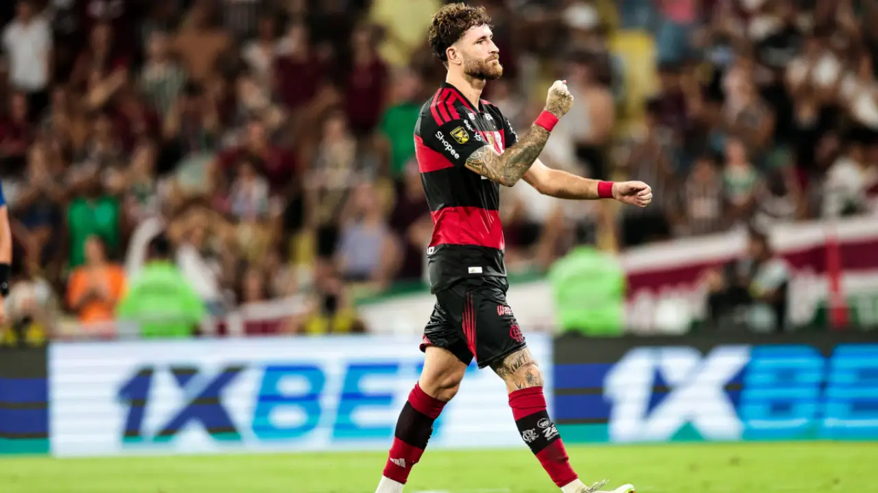 Léo Pereira no Flamengo durante partida antes de possível renovação contratual